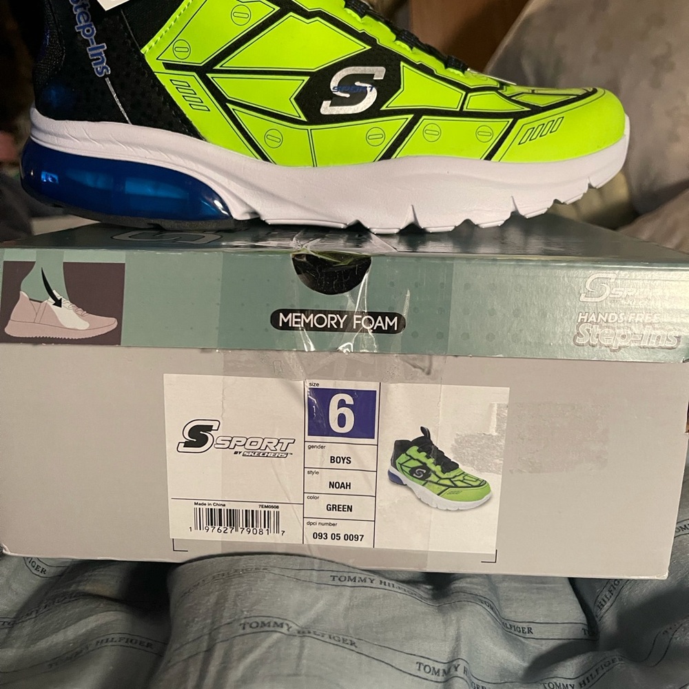 Skechers Green and Black Sneakers with Breathable Upper